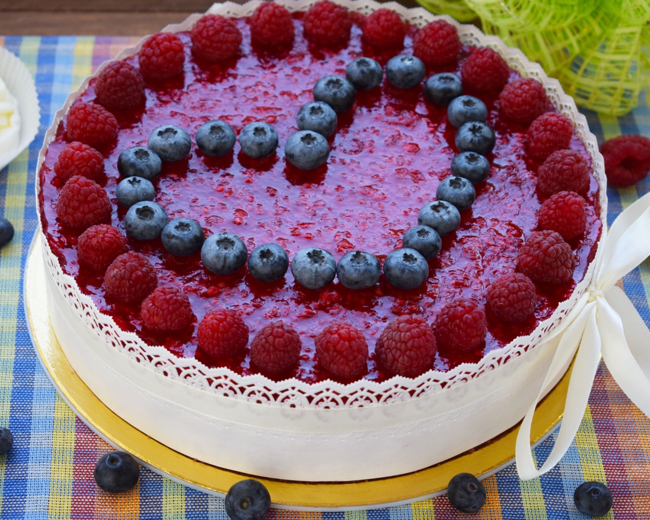Аппетитный торт с ягодами малины и черники