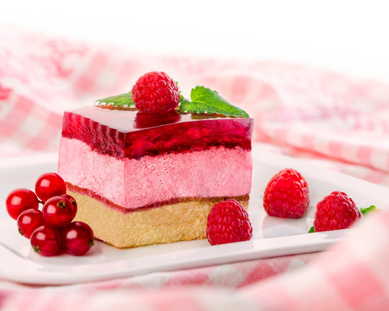 Аппетитное пирожное с суфле и желе с ягодами малины и смородины