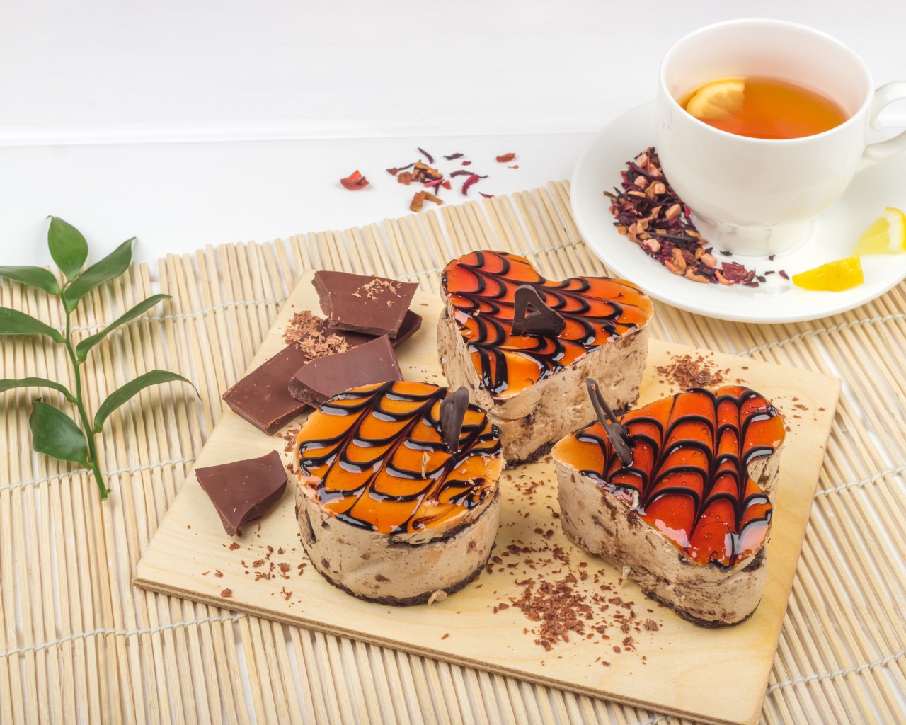 Аппетитные пирожные с чаем на столе