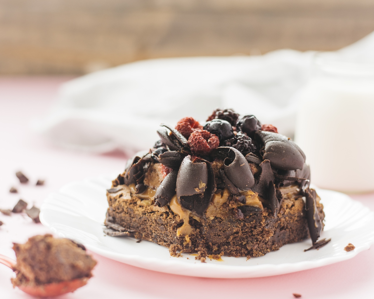 Аппетитный шоколадный десерт брауни с ягодами 