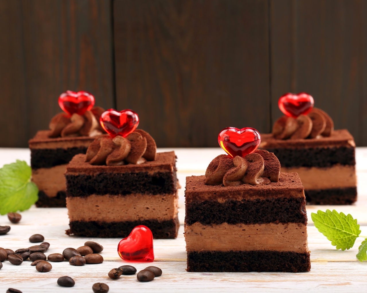 Аппетитные шоколадные пирожные с красными сердечками