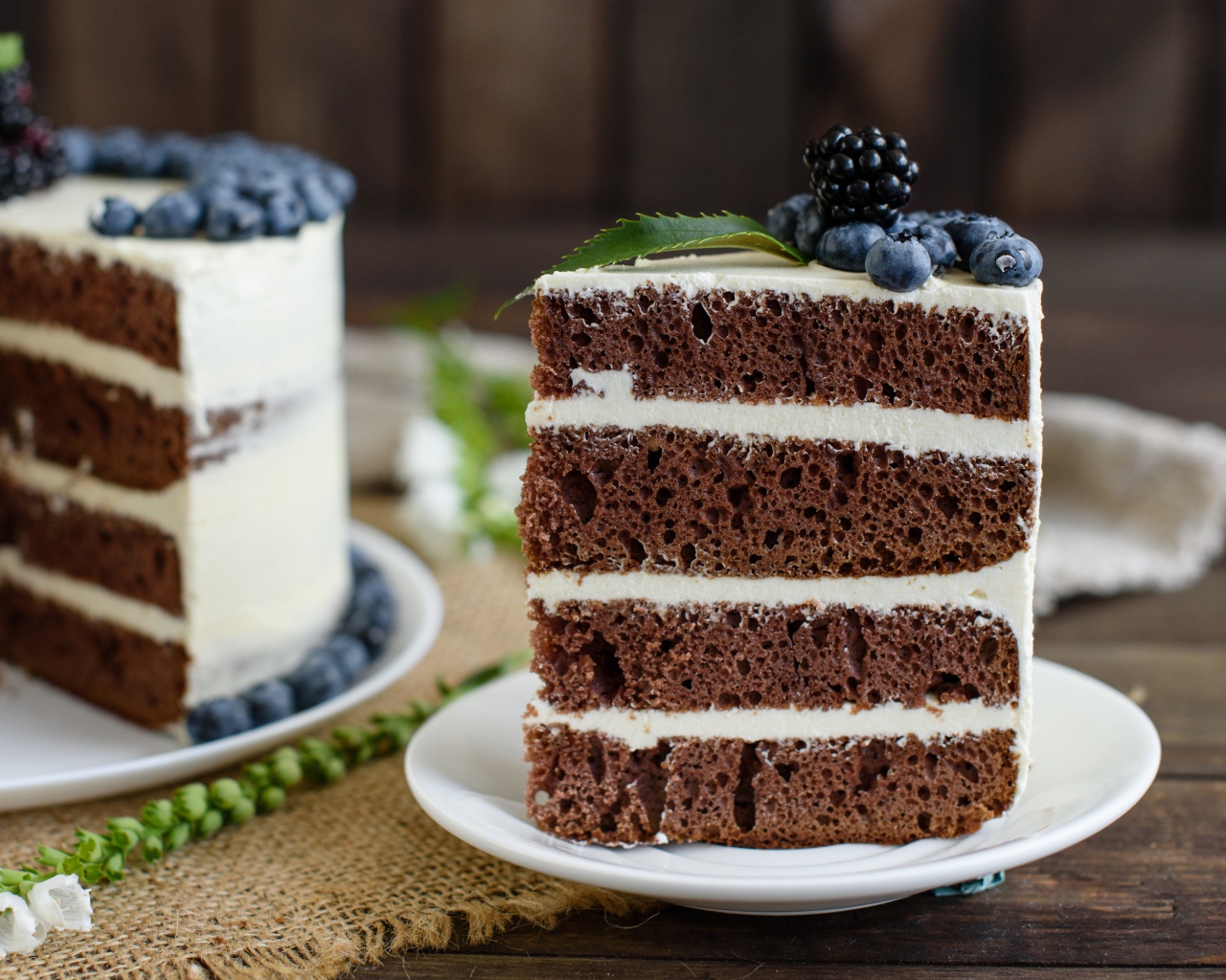 Аппетитный кофейный торт с кремом и ягодами черники и ежевики