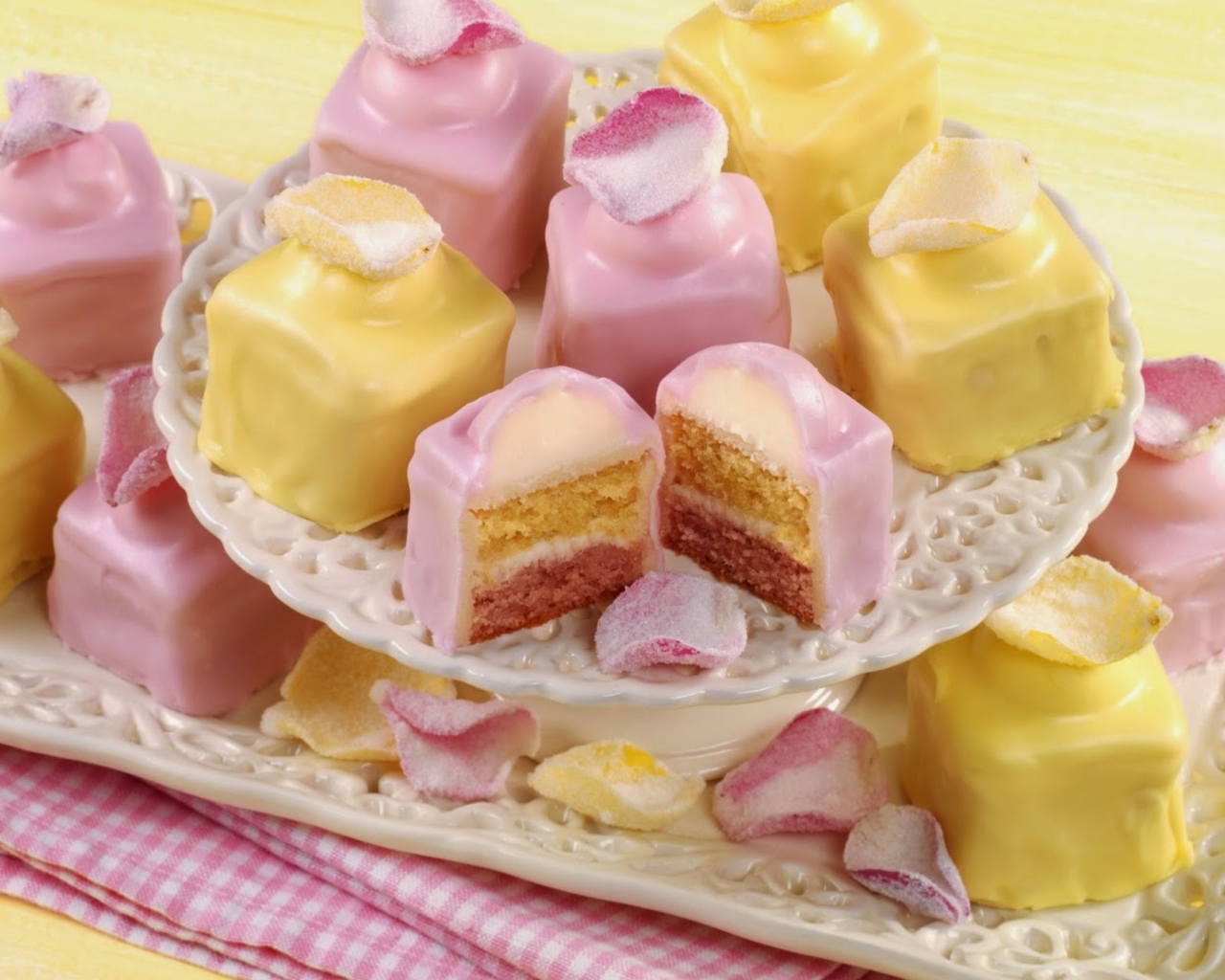 Аппетитное печенье в глазури на столе 