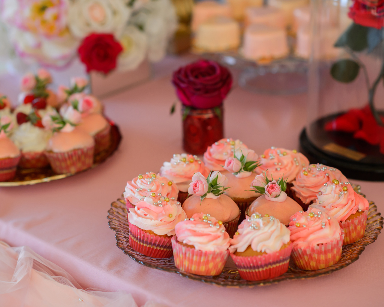 Аппетитные дизайнерские капкейки на столе