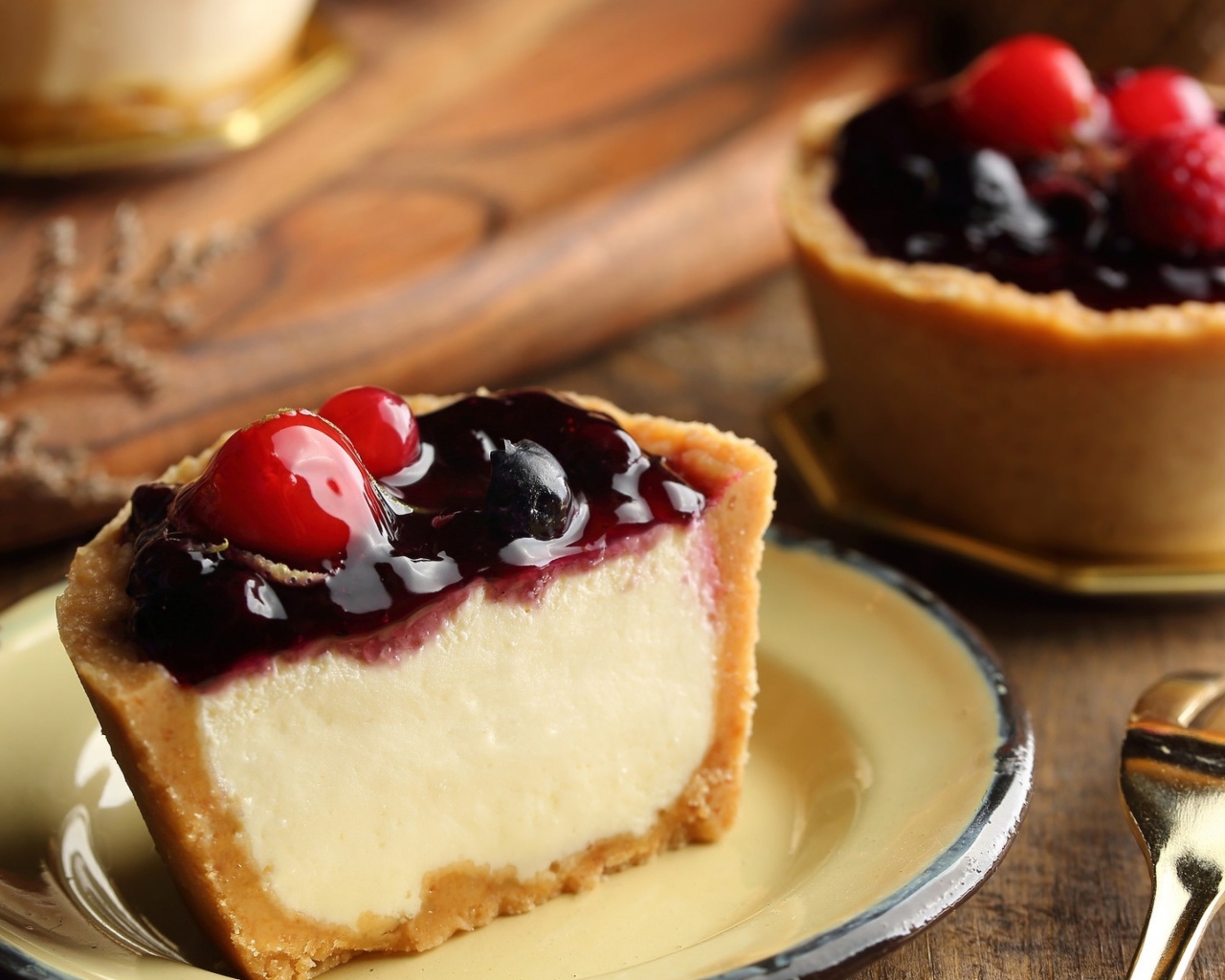 Аппетитный десерт с джемом с ягодами 