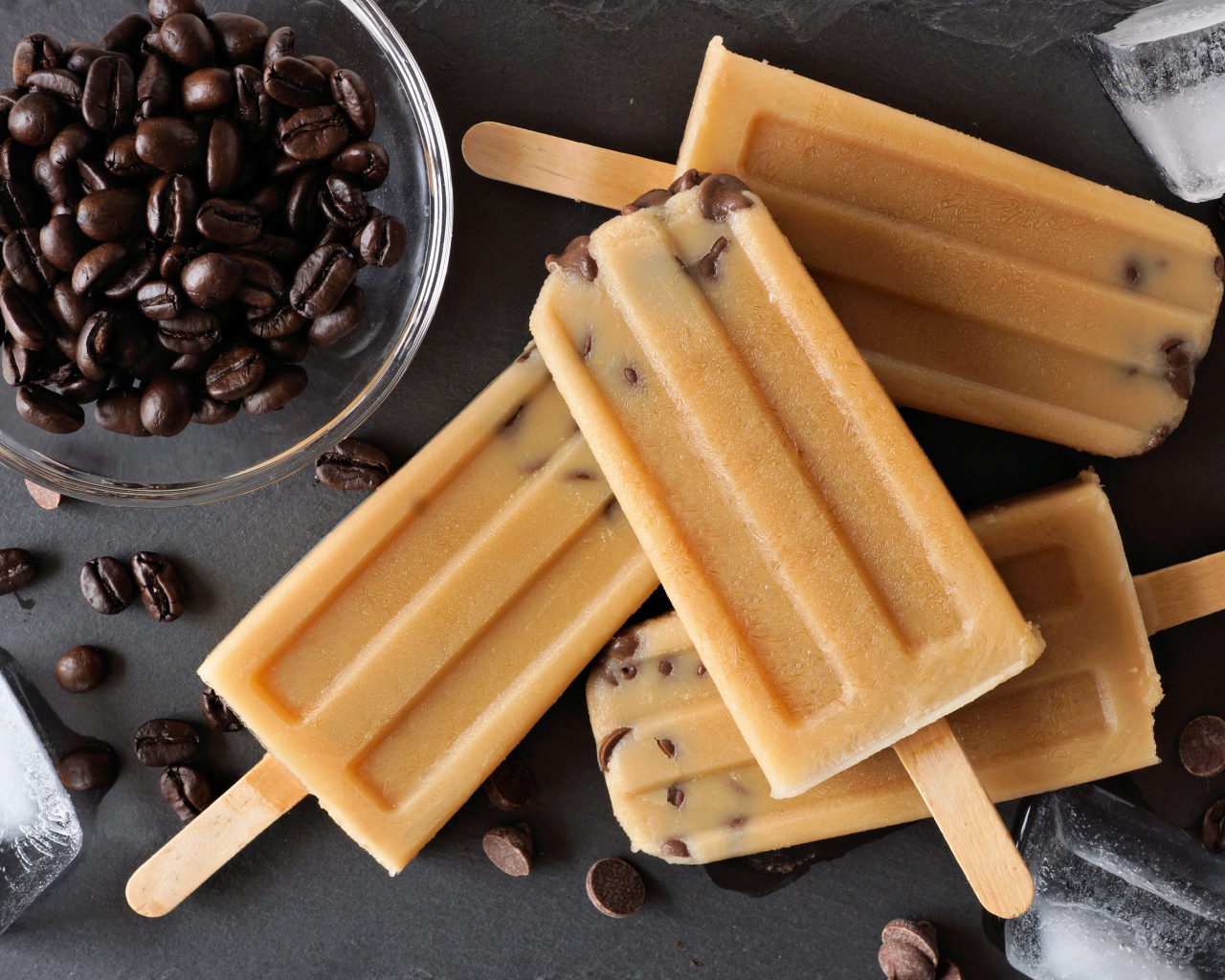 Аппетитное фруктовое мороженое с кофейными зернами