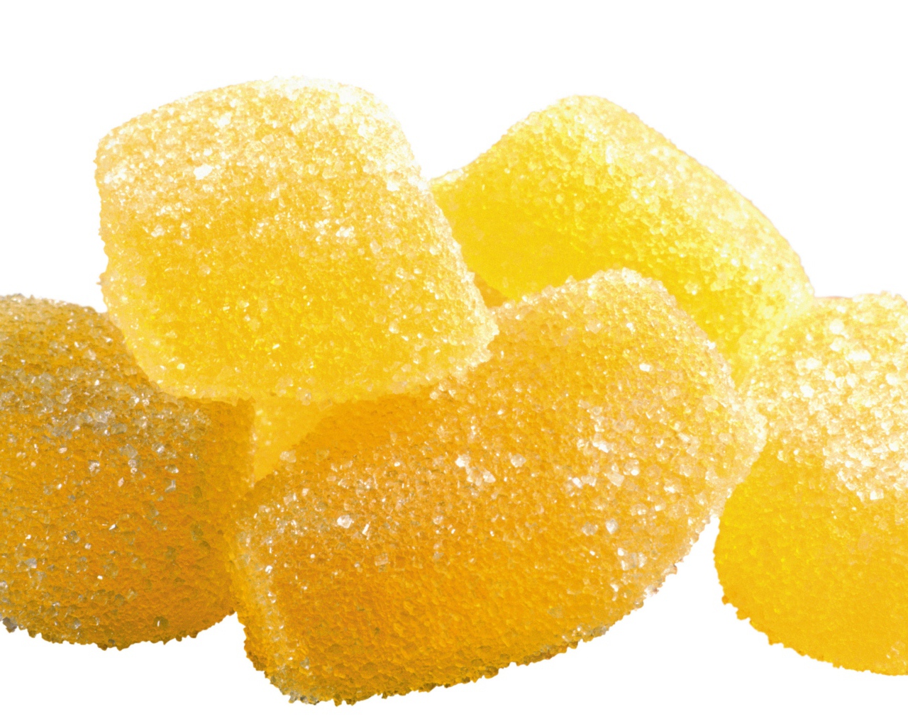 Аппетитный  мармелад в сахаре на белом фоне