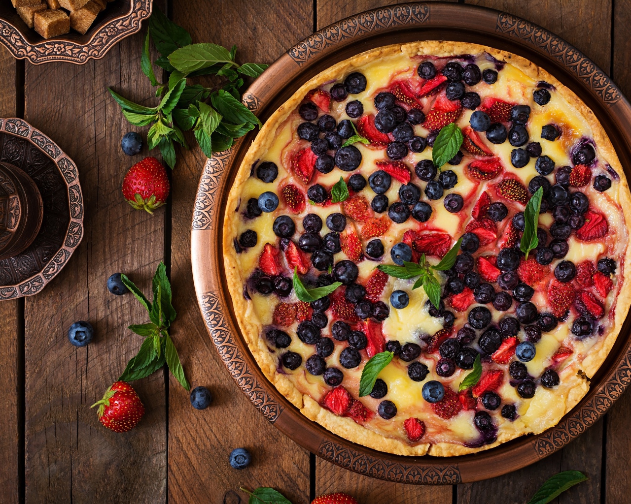 Аппетитный пирог с ягодами на деревянном столе