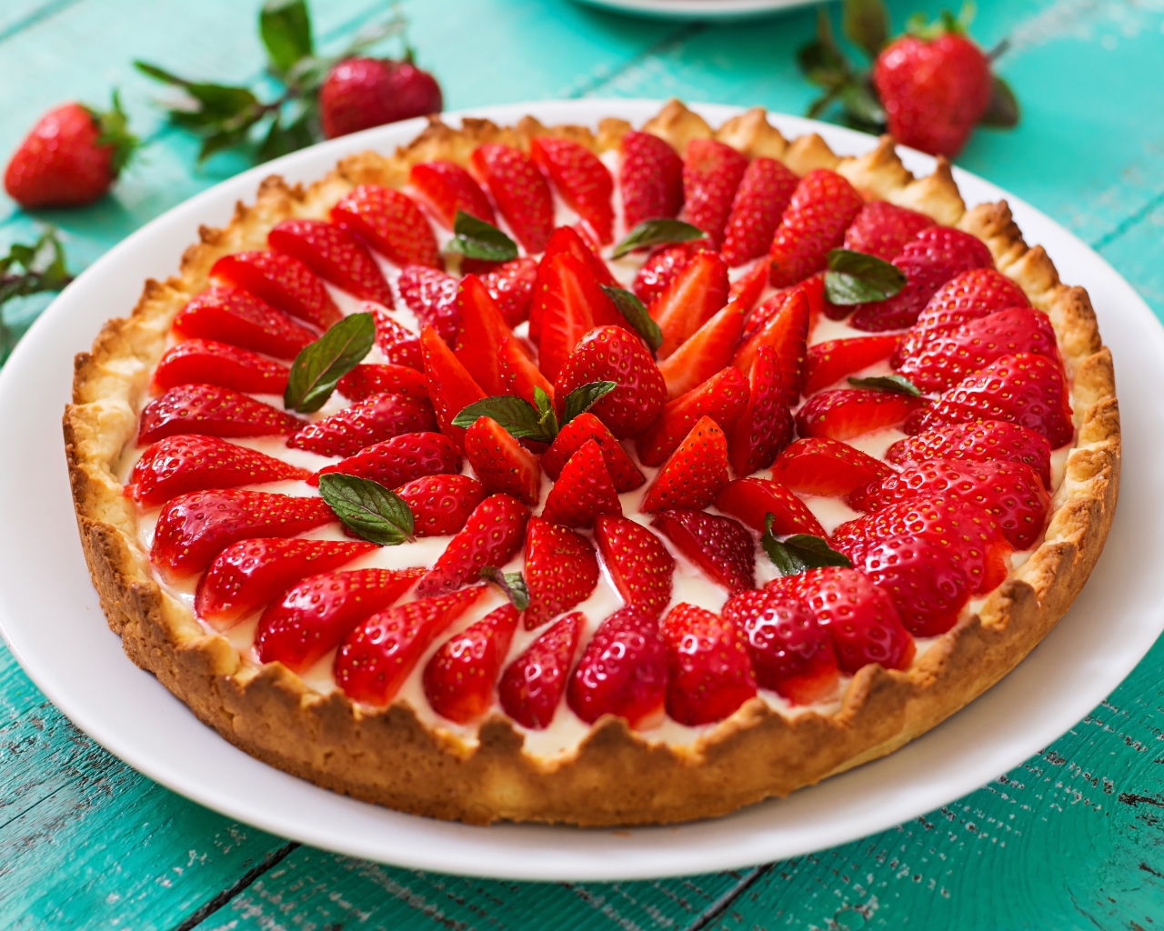 Аппетитный пирог с ягодами клубники  на белом блюде