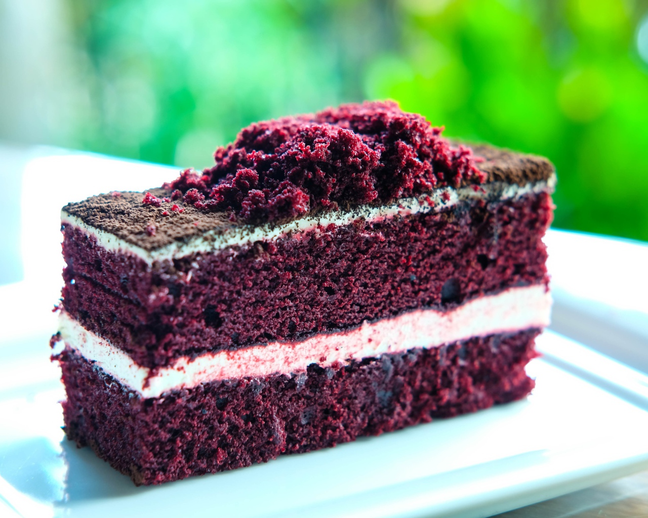 Аппетитный кусок торта с кремом