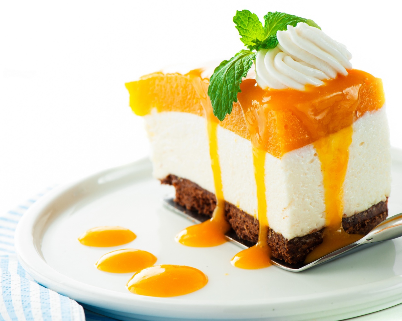 Аппетитный кусок торта с муссом и джемом на белом фоне