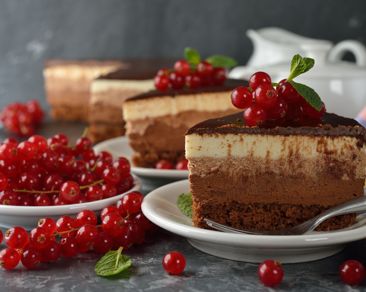 Аппетитные куски торта с ягодами красной смородины