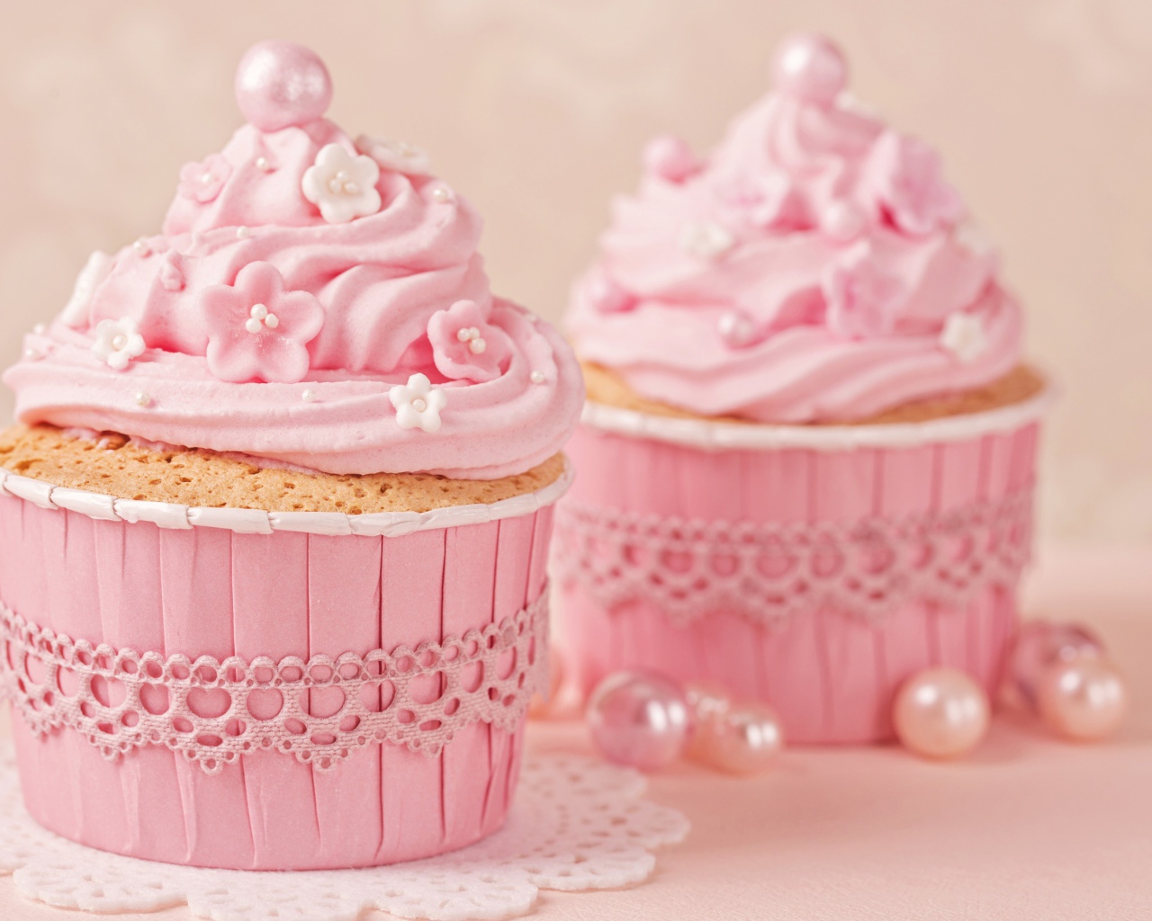 Аппетитные сладкие кексы с розовым кремом 