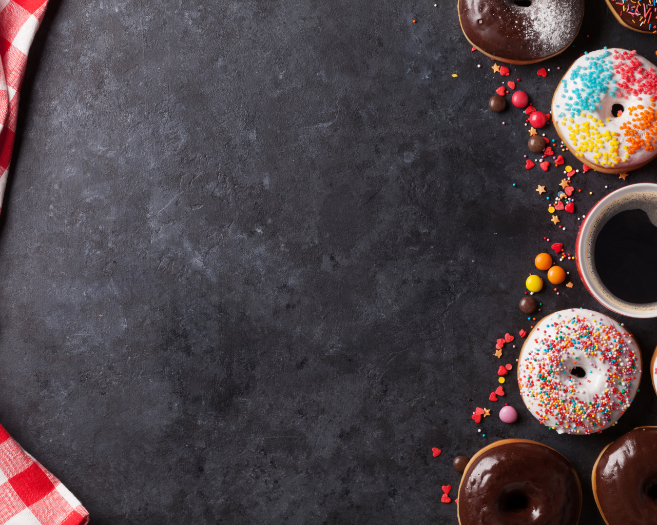 Аппетитные сладкие пончики с кофе на сером фоне