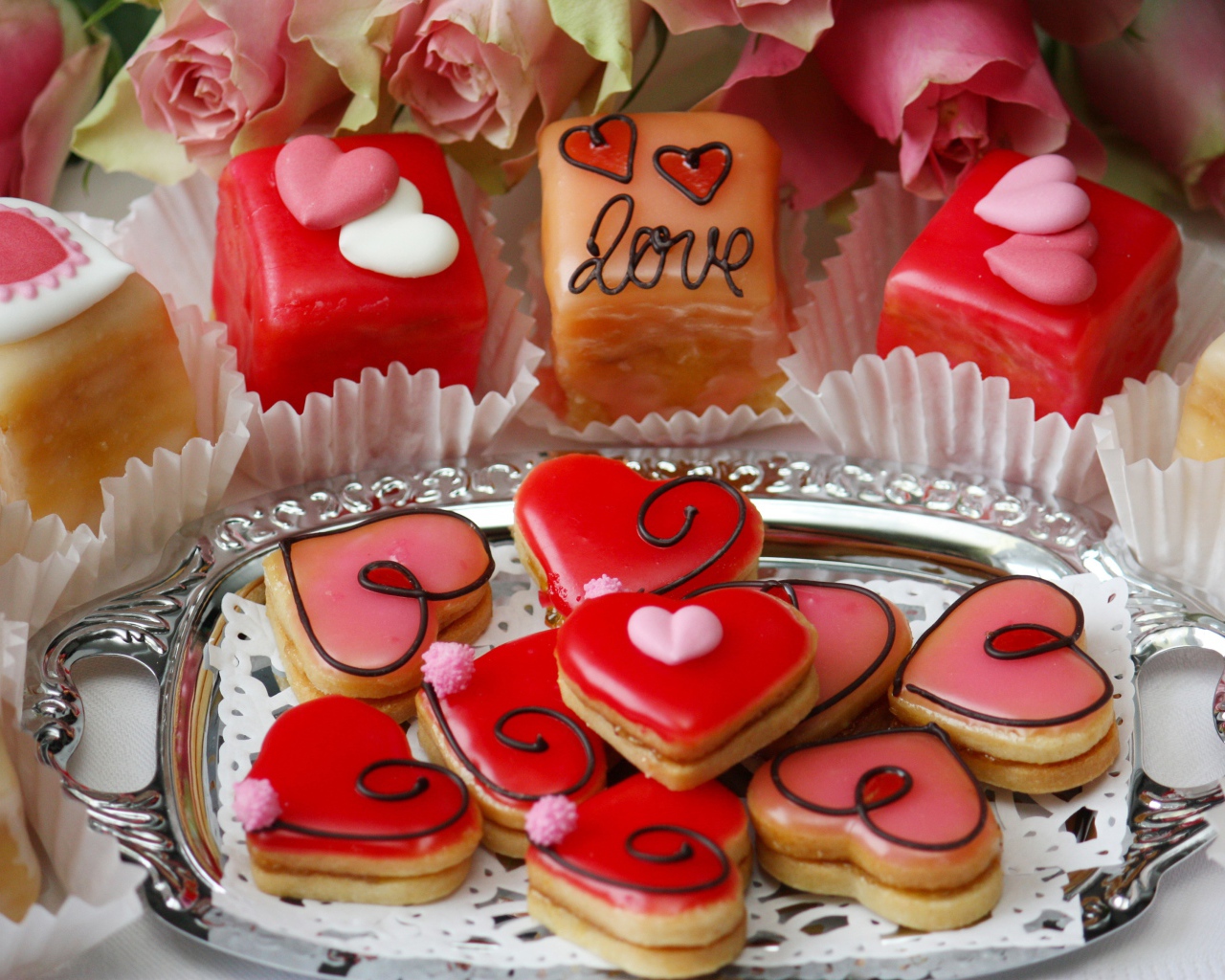 Аппетитное сладкое печенье в форме сердечек