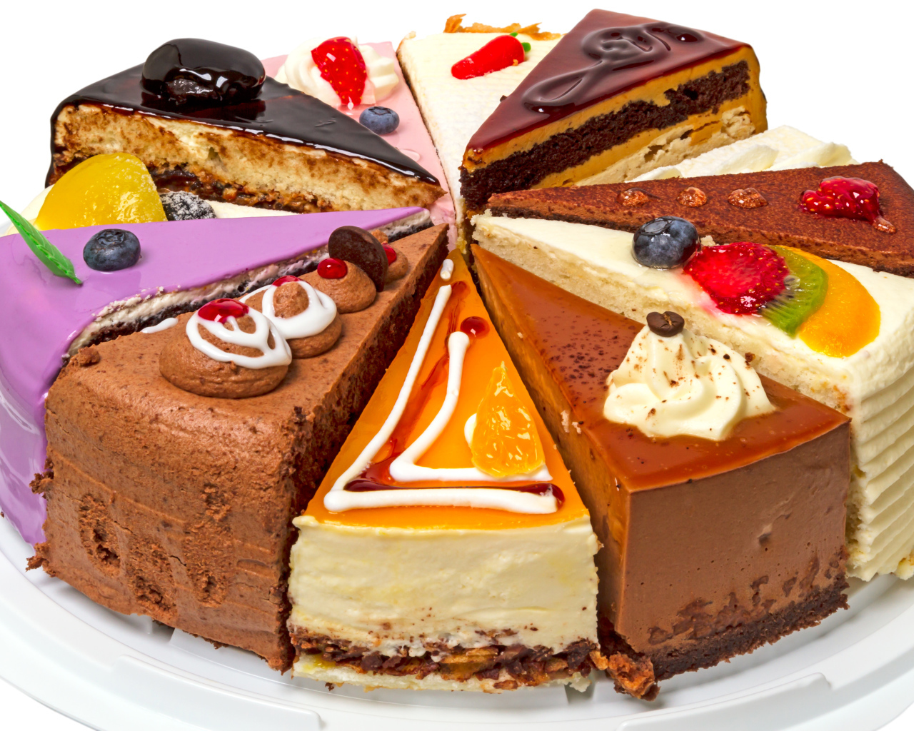 Ассорти из кусков торта на белом фоне