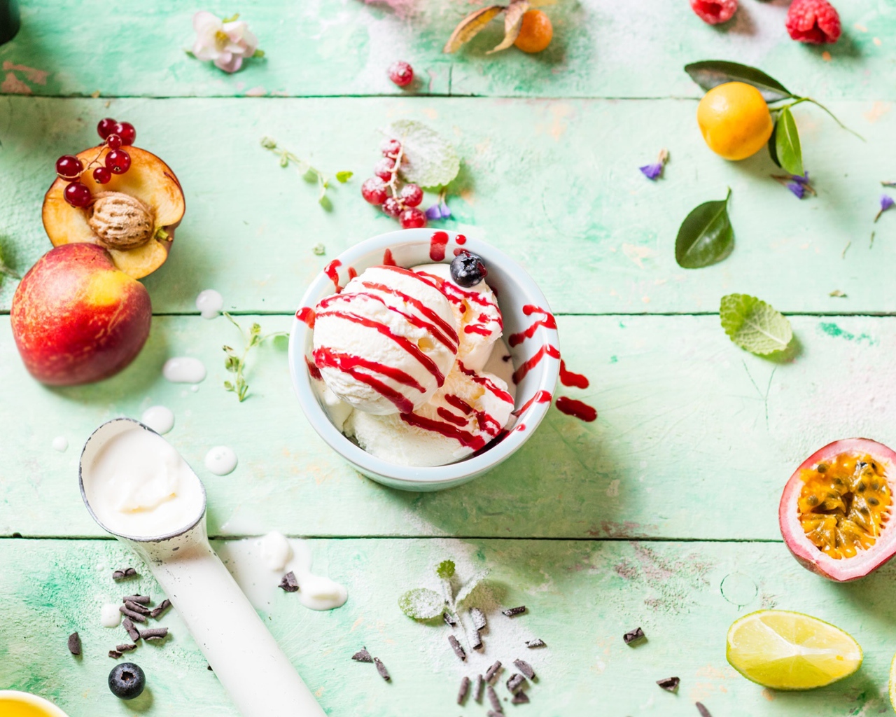 Шарики сливочного мороженого с ягодами и фруктами