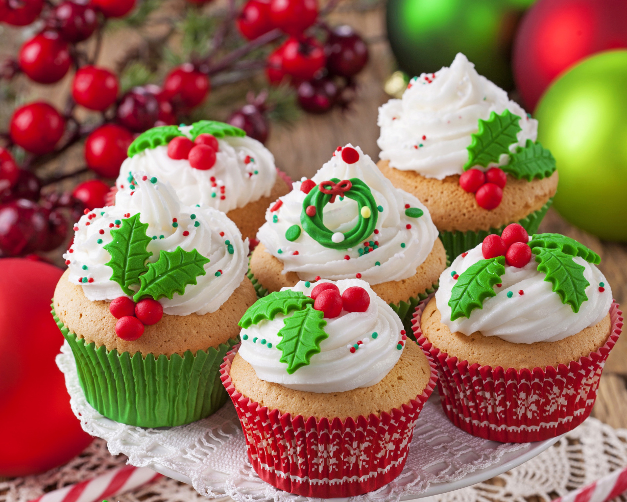 Красивые рождественские кексы с кремом