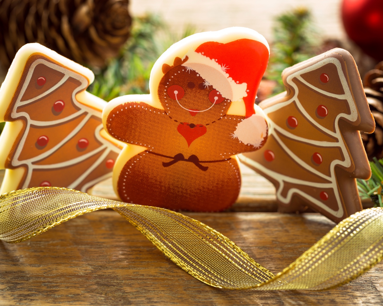 Красивое рождественское печенье с лентой