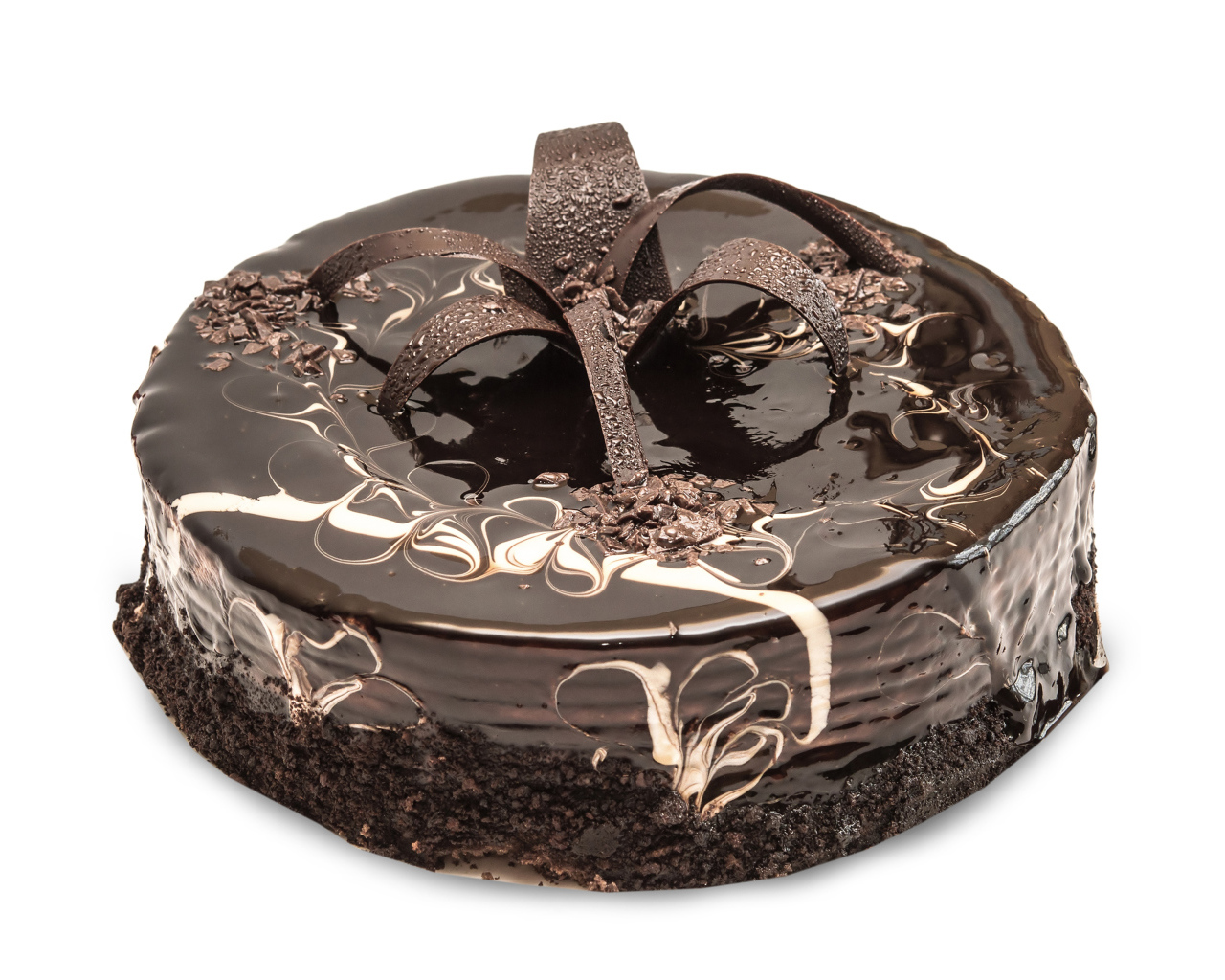 Красивый аппетитный шоколадный торт на белом фоне