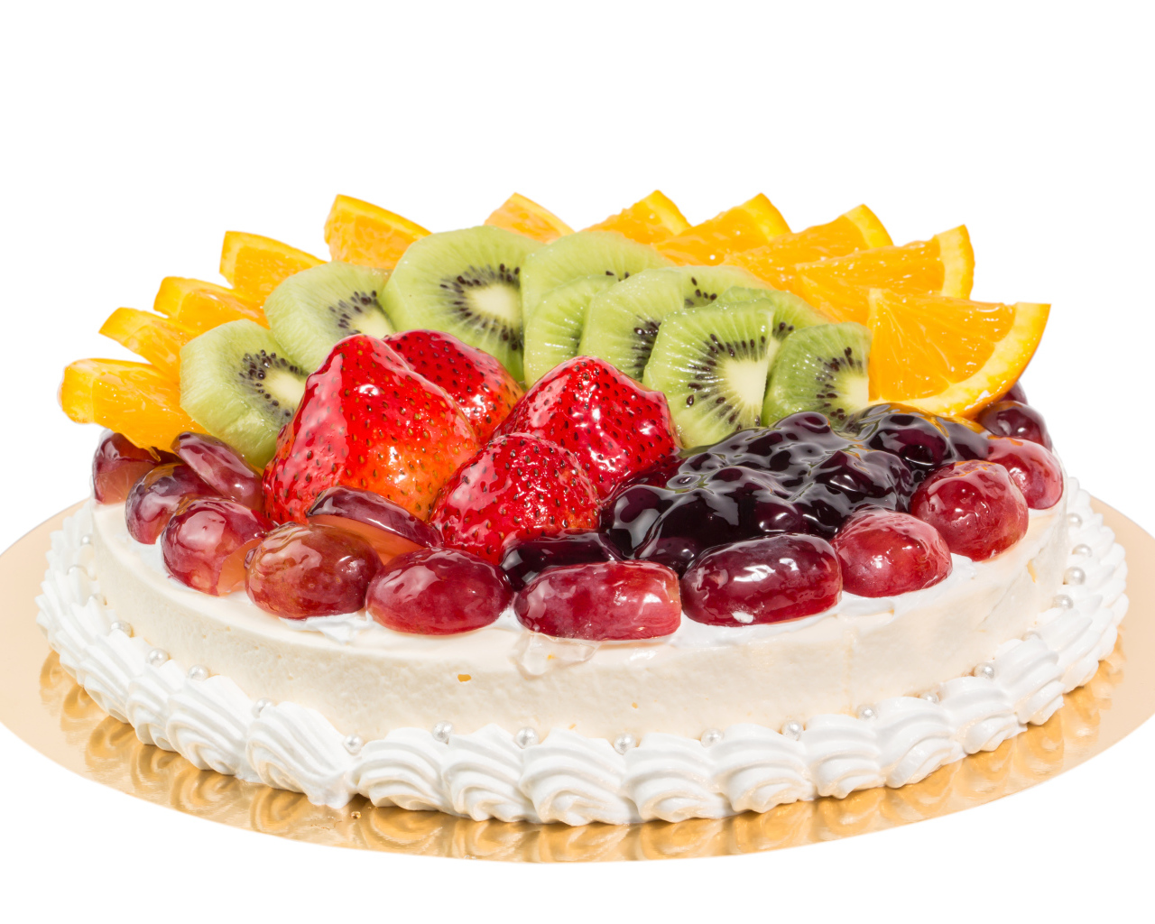 Красивый праздничный торт с ягодами на белом фоне