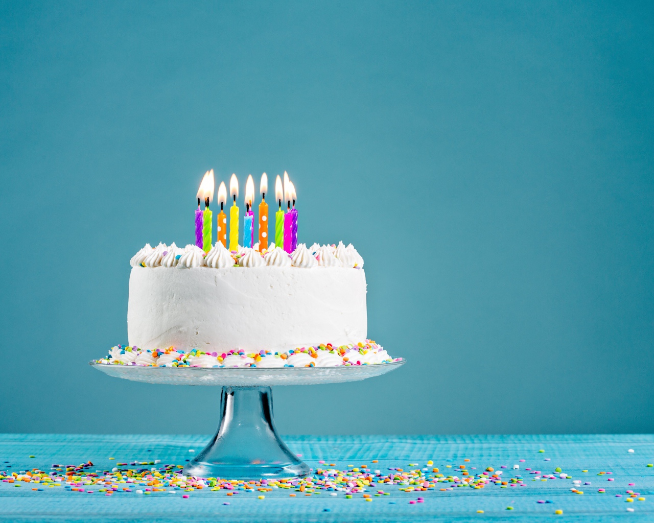 Красивый торт со свечками на день рождения