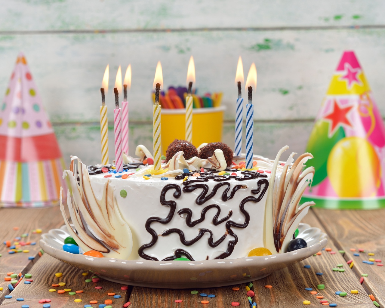 Красивый праздничный торт со свечами на день рождения