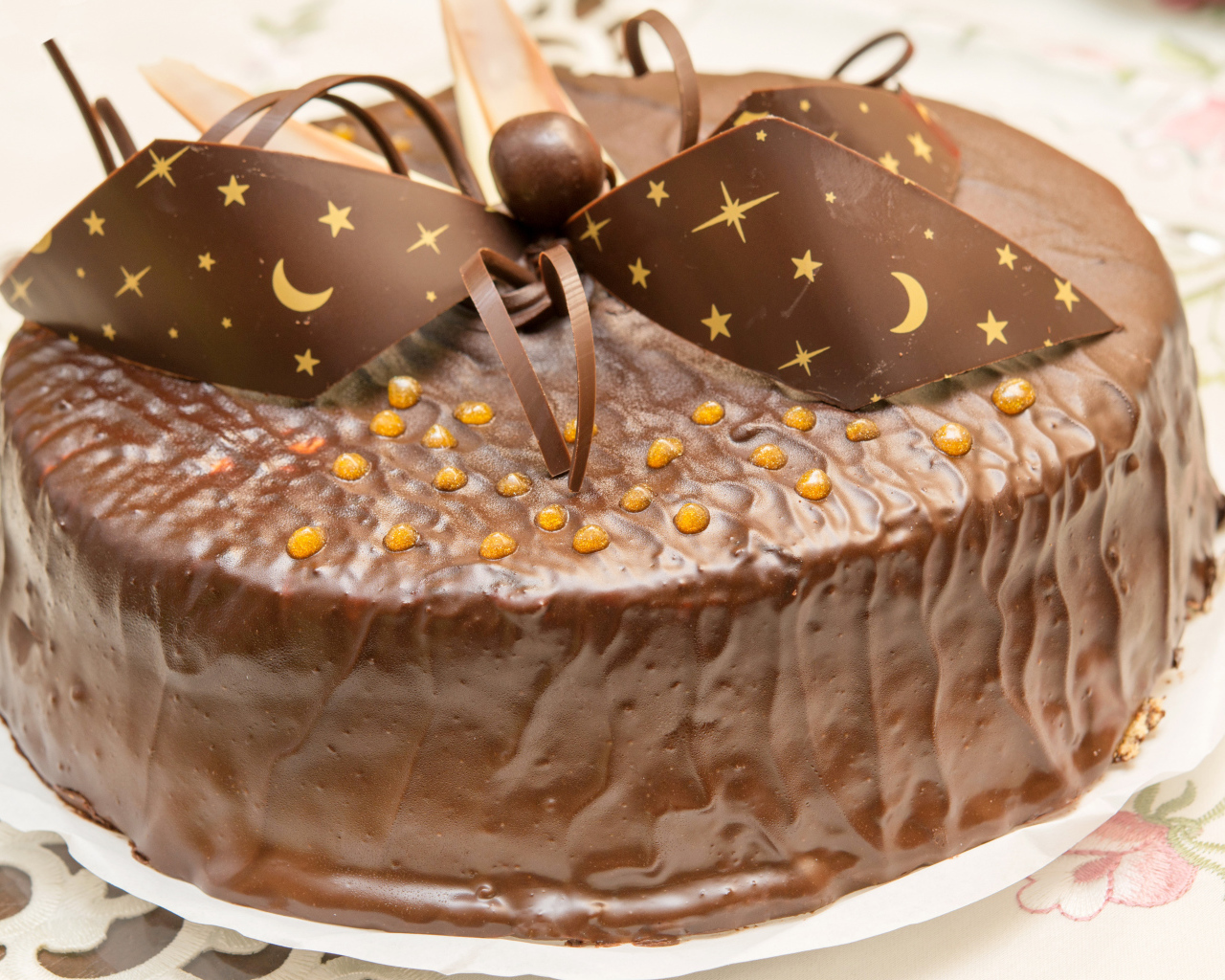 Красивый праздничный торт с шоколадом
