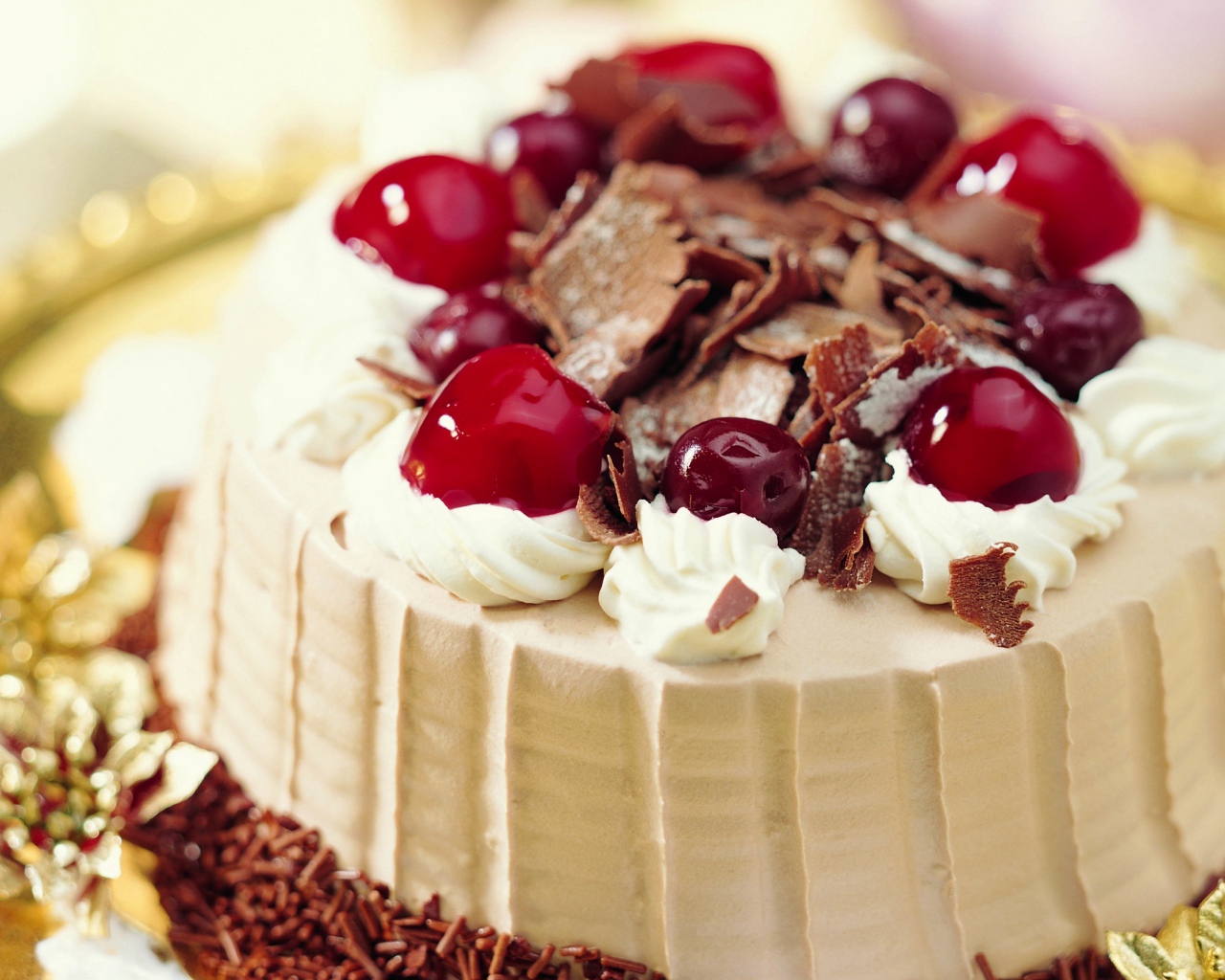 Красивый праздничный торт с кремом, шоколадом и вишнями 