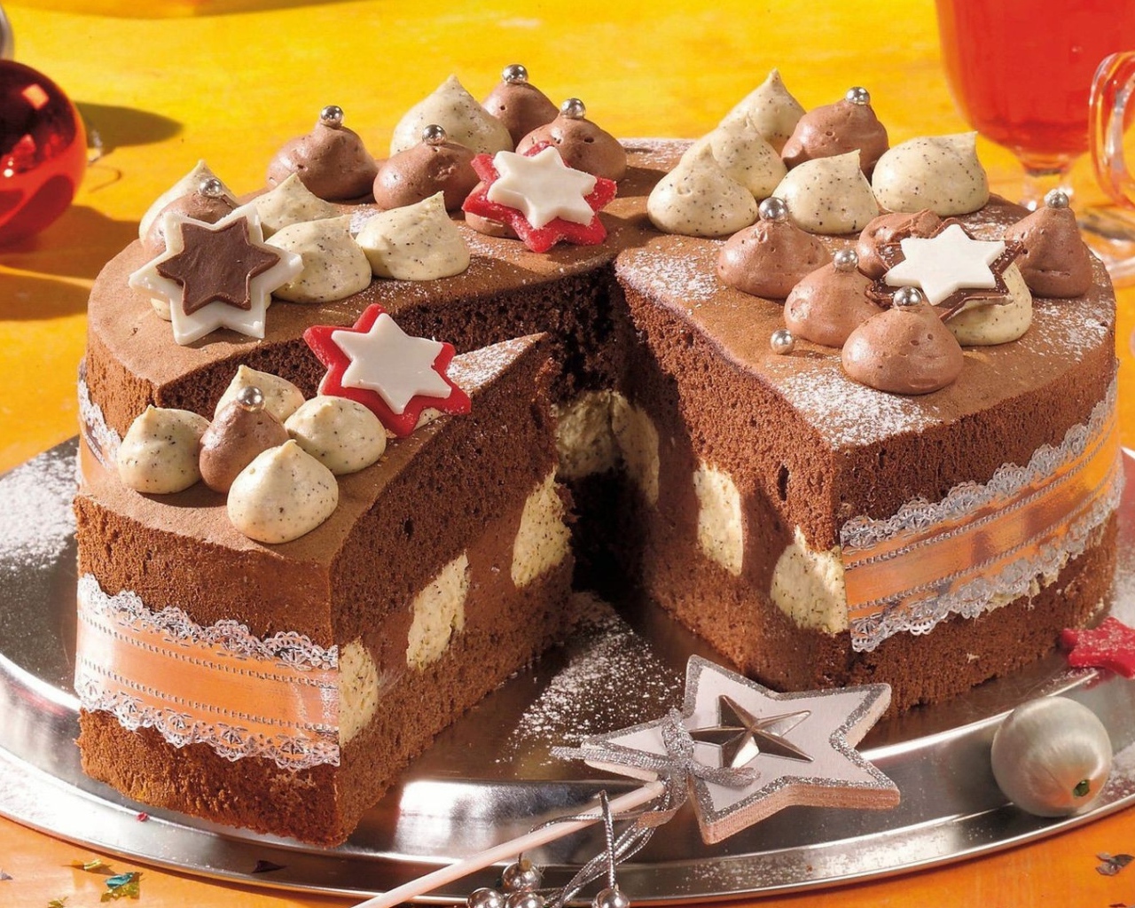 Красивый праздничный торт с кремом на столе с волшебной палочкой