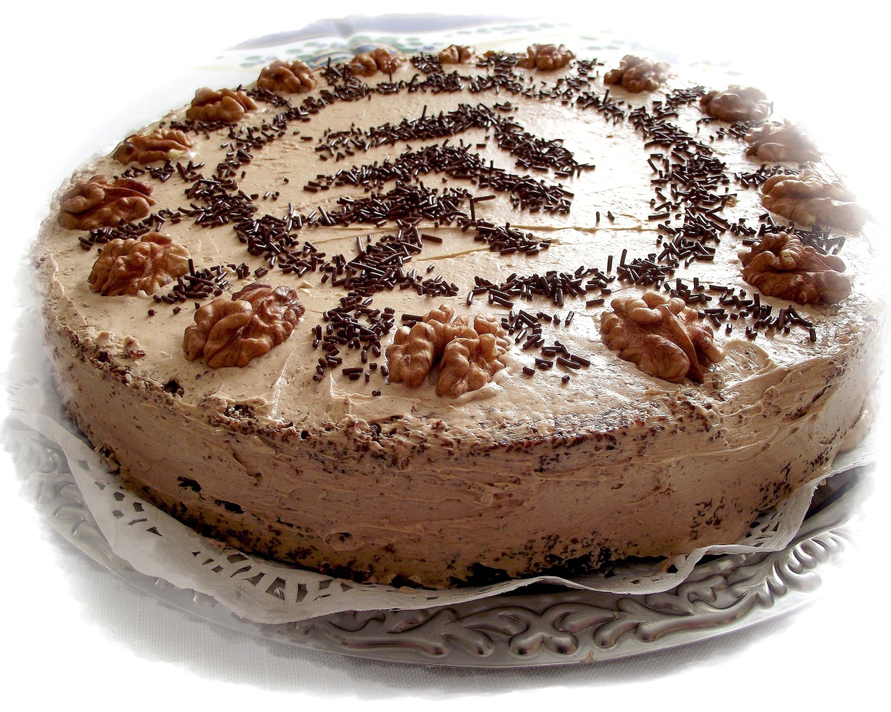 Красивый праздничный торт с грецкими орехами