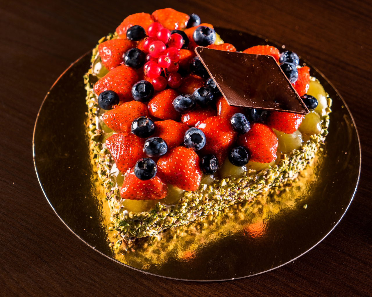 Красивый торт в форме сердца с ягодами