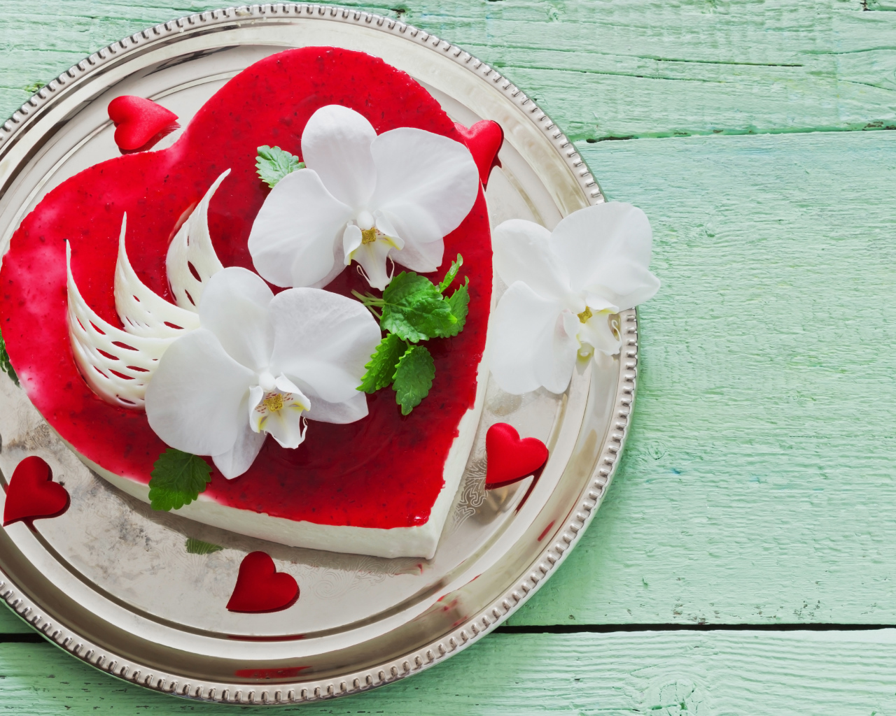 Красивый торт в форме сердца с белыми орхидеями