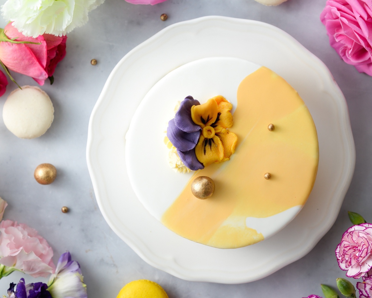 Красивый торт на белой тарелке с цветами вид сверху 