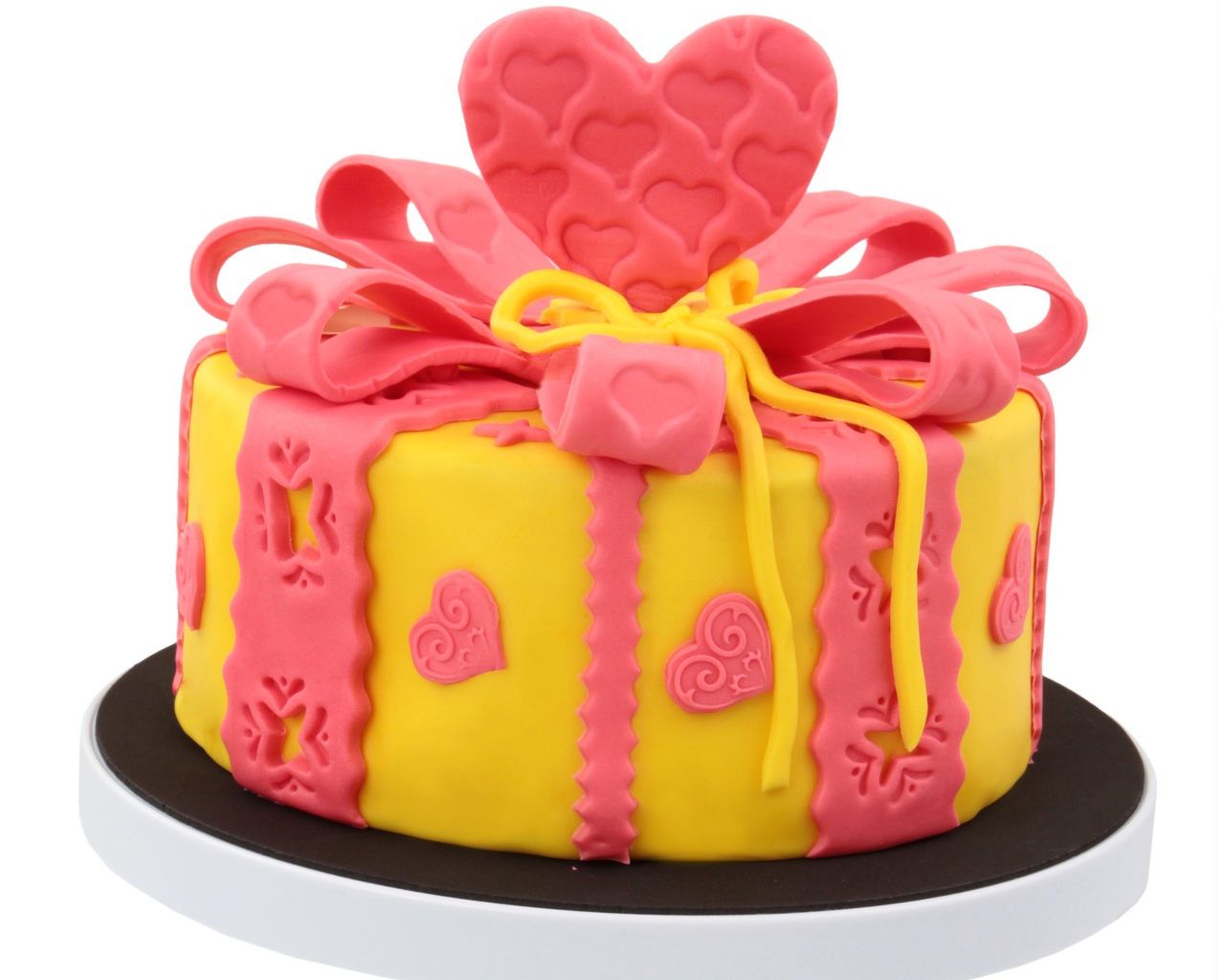 Красивый торт с сердечками из мастики на белом фоне