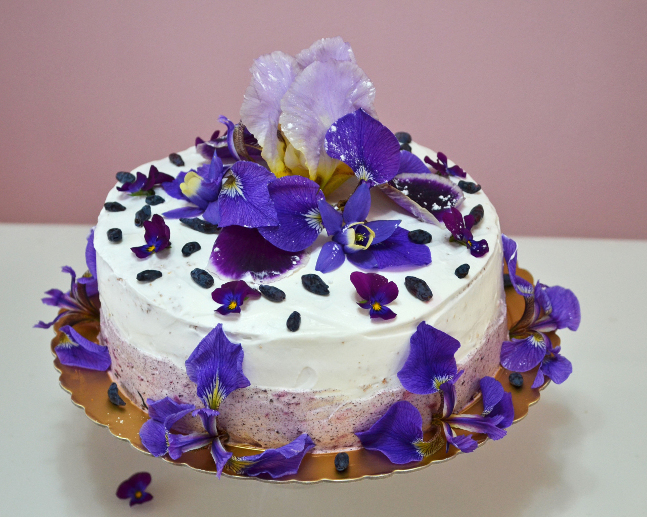 Красивый торт с фиолетовыми цветами ириса 