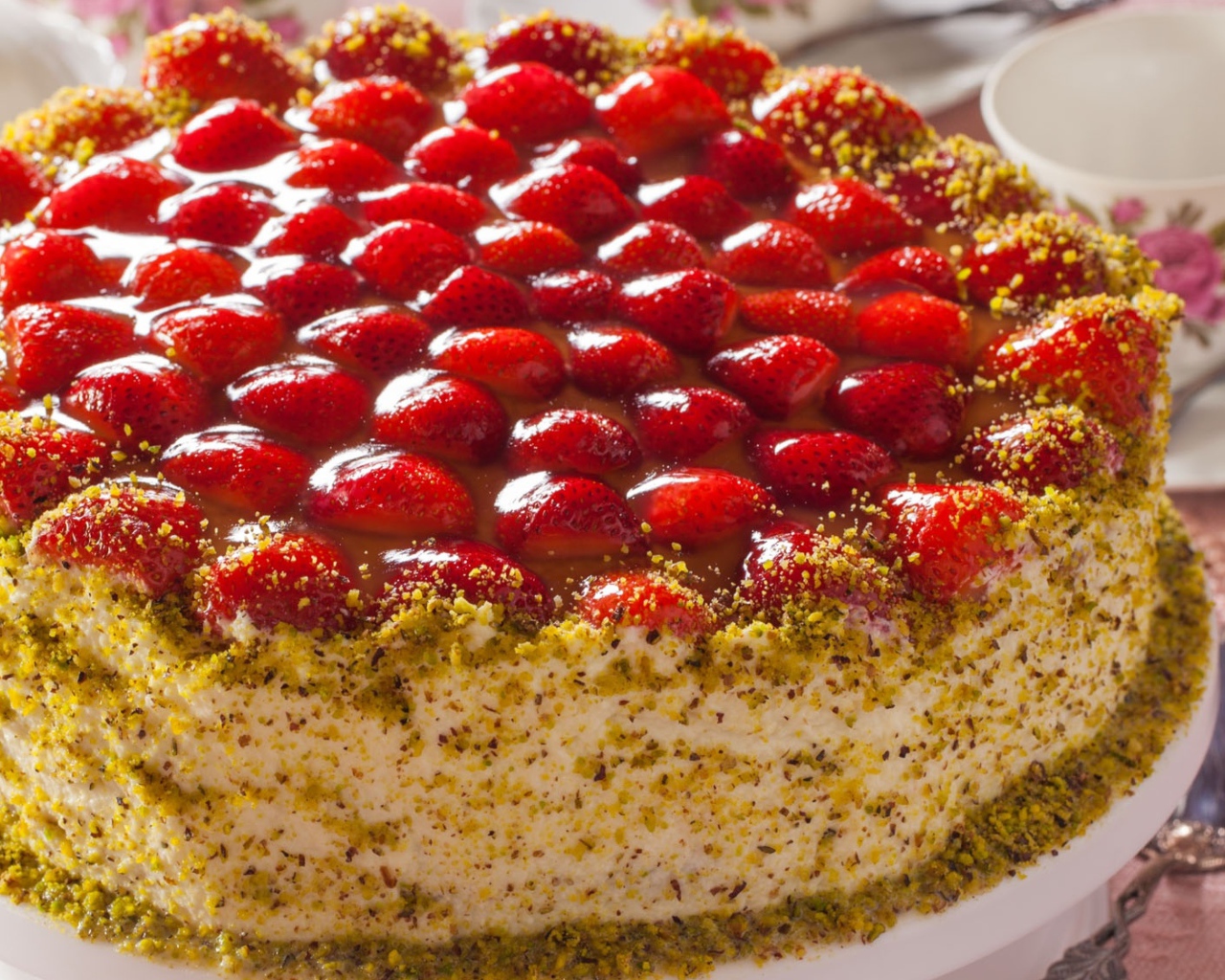 Красивый торт с клубникой 