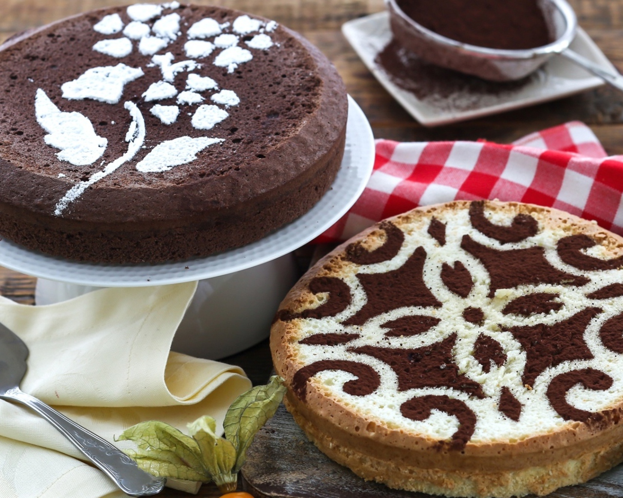 Красивые пироги с рисунком на столе с ягодами