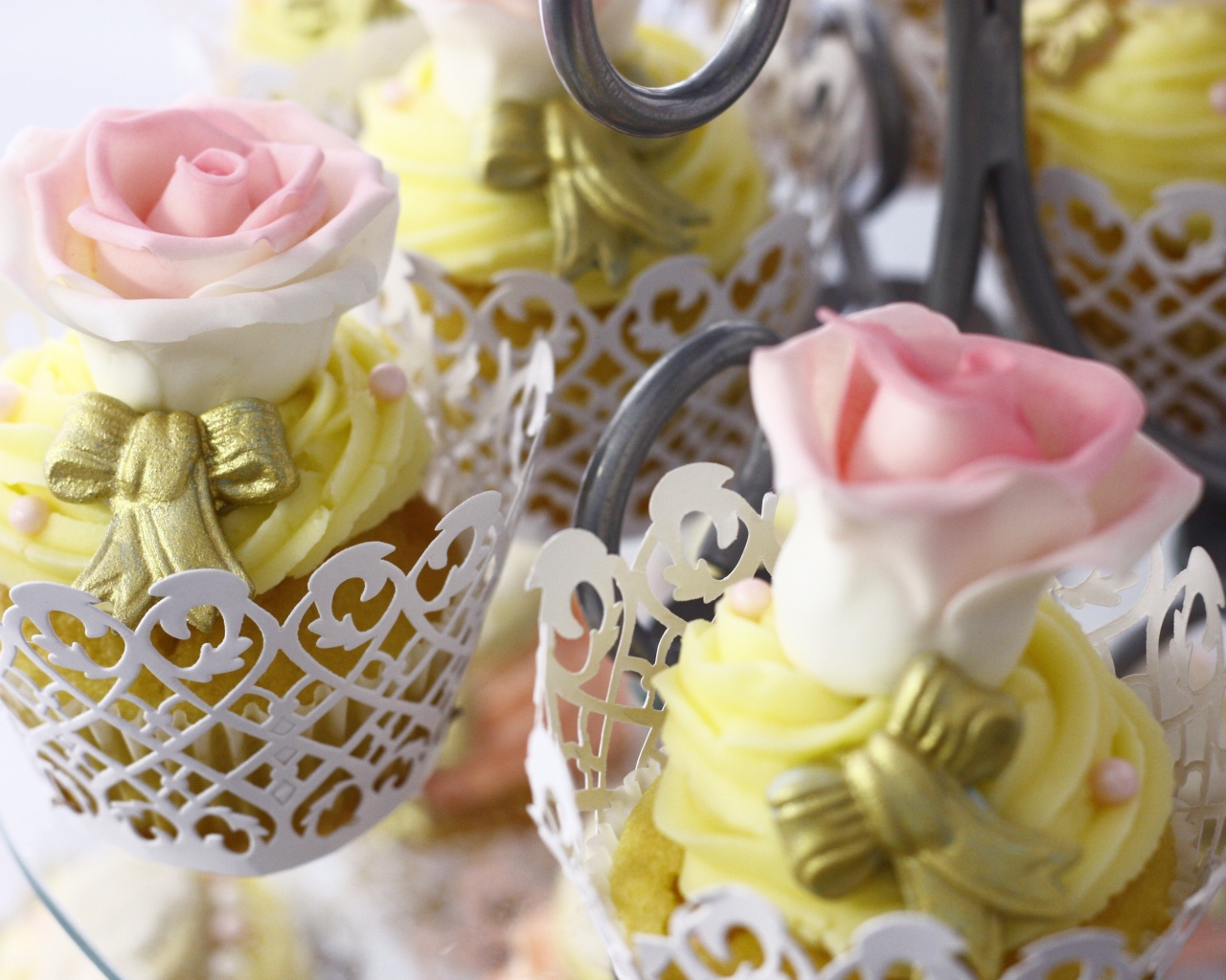 Красивые капкейки с розовыми розами из мастики