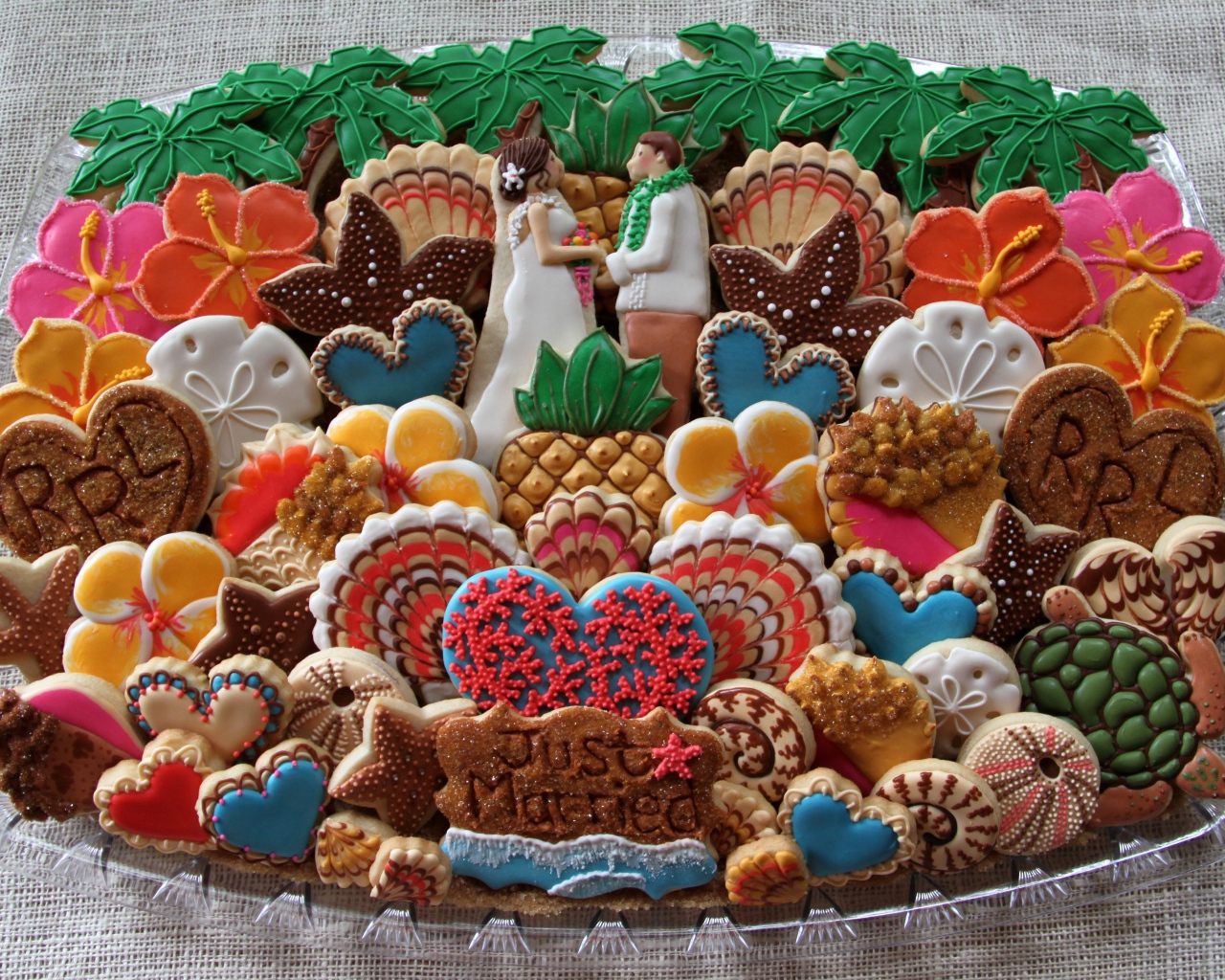 Красивое разноцветное печенье на свадьбу