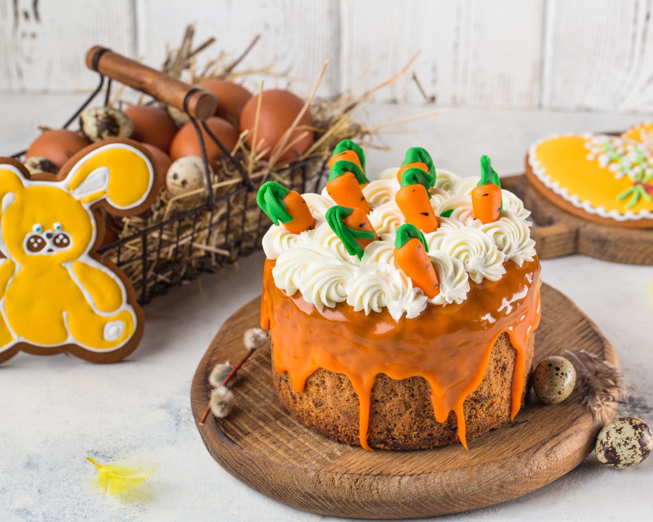 Красивый праздничный кулич с кремом 