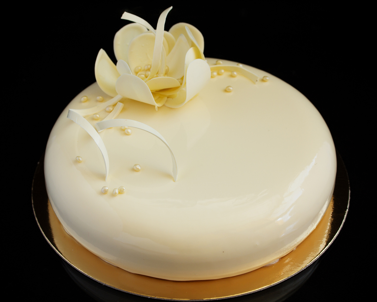 Красивый глянцевый торт с белым цветом