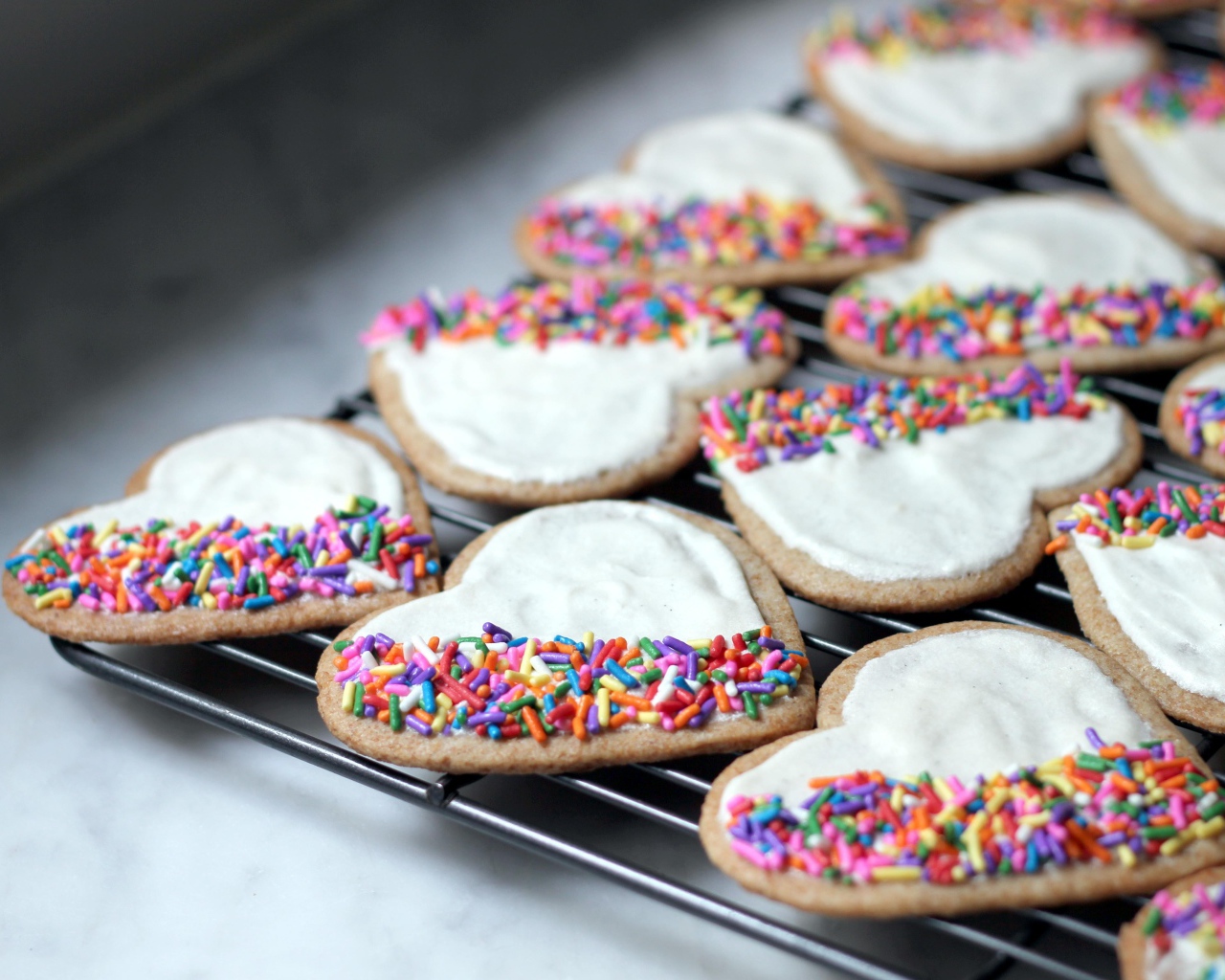 Красивое печенье в форме сердца с сахарной глазурью