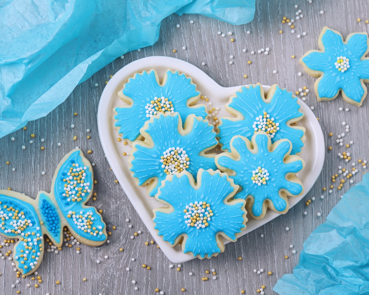 Красивое праздничное печенье с голубой глазурью
