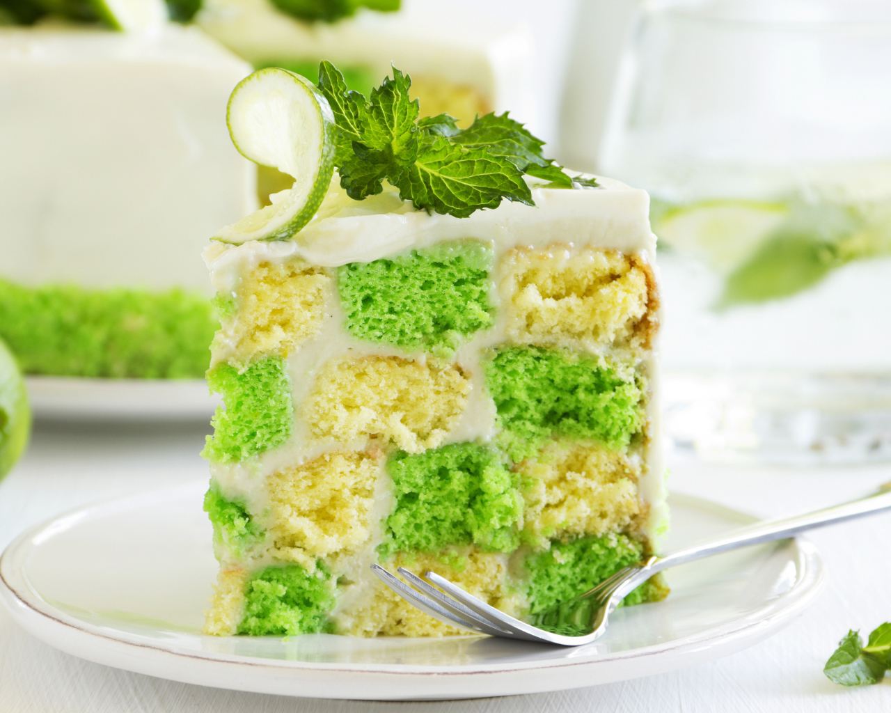 Красивый разноцветный торт с лаймом