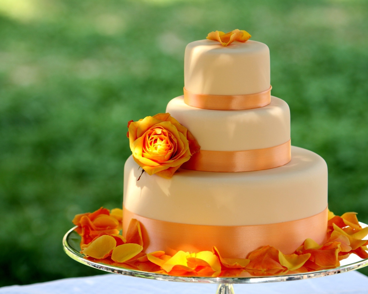 Красивый оранжевый свадебный торт с лепестками розы