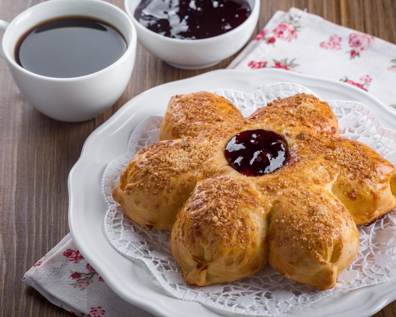 Красивый пирог на столе с чаем