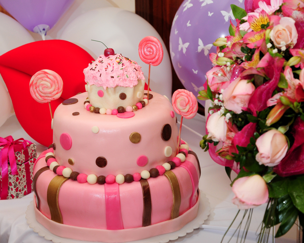 Красивый розовый торт на день рождения с букетом цветов
