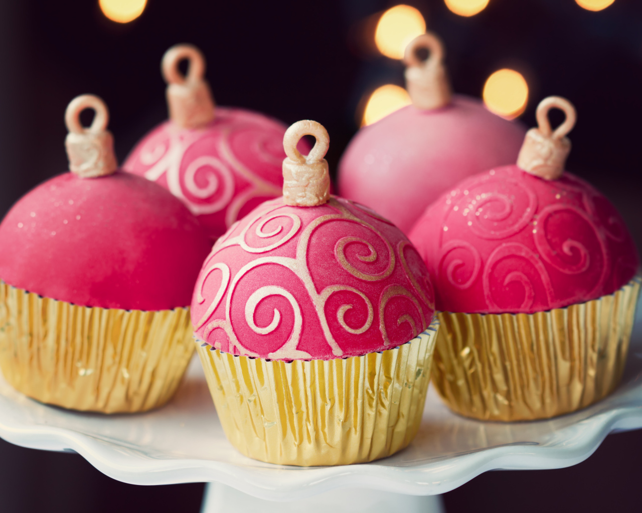 Красивые розовые кексы на Новый год 