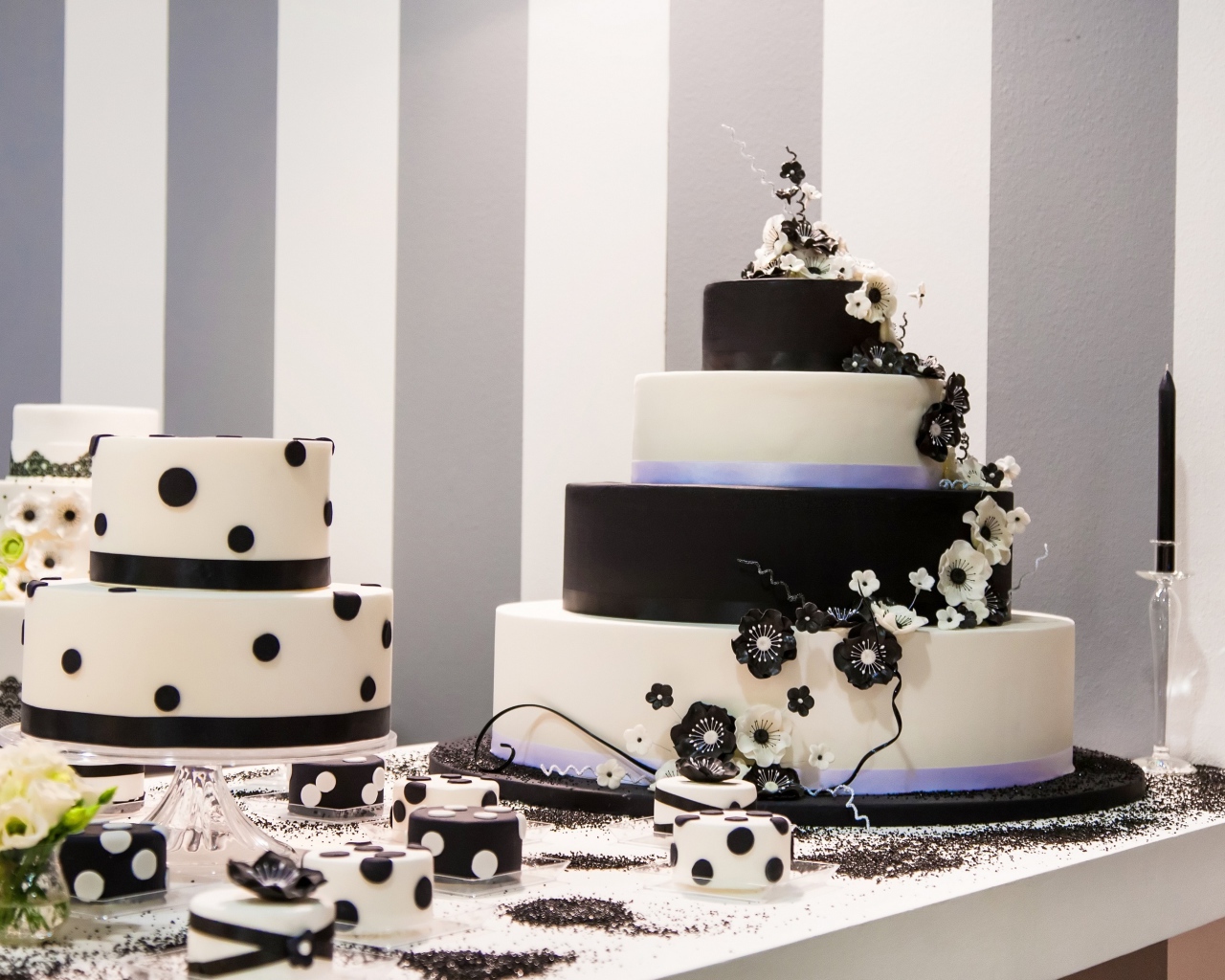 Красивый свадебный черно белый торт